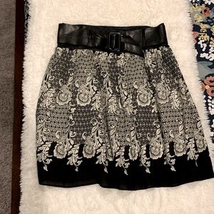 Connection 18 Black & White skirt w/belt Size Small